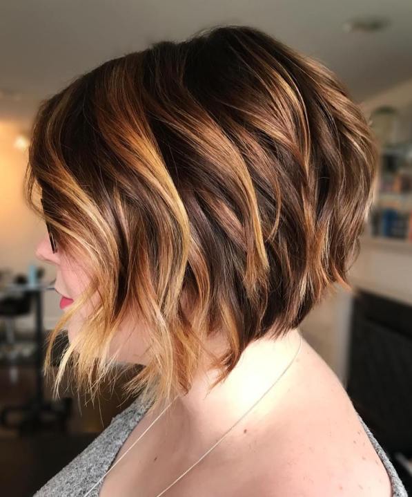 Short brunette hair with caramel highlights by Ana Grisi