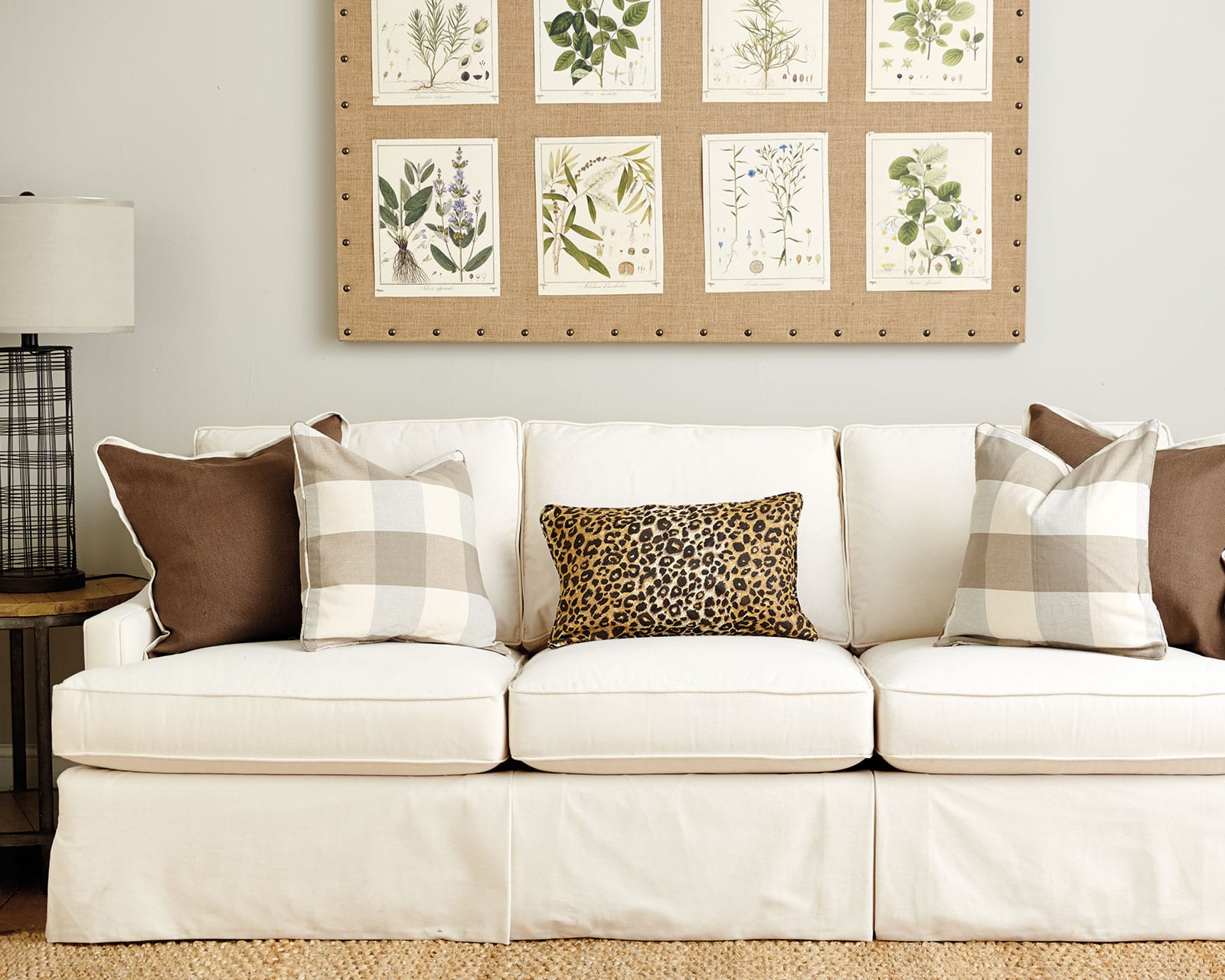 Guide to Choosing Throw Pillows - How to Decorate